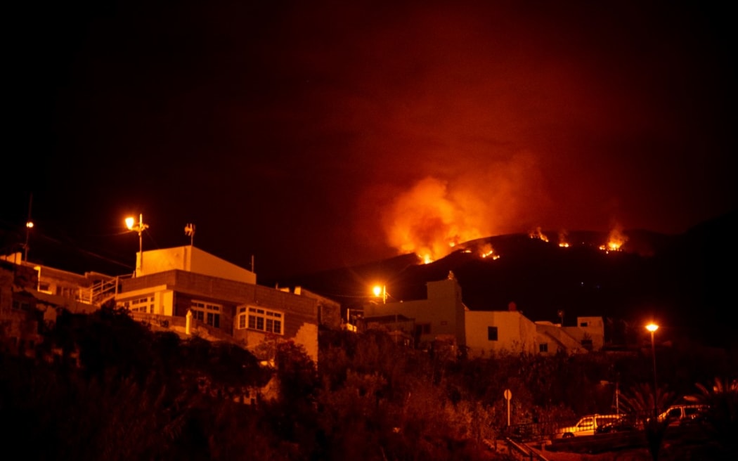 Decenas de miles de personas han sido evacuadas debido a los incendios forestales fuera de control en Tenerife, España.