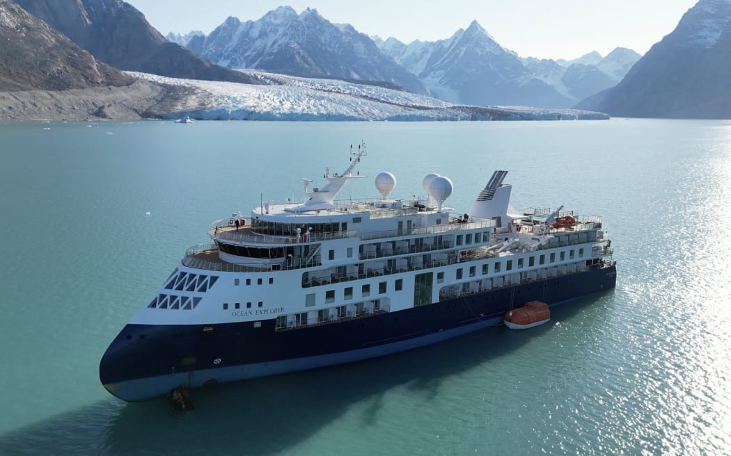 El crucero Ocean Explorer, operado por la compañía australiana Aurora Expeditions, ha estado varado en Alpefjord, en la remota costa este de Groenlandia, desde que encalló el 11 de septiembre de 2023.