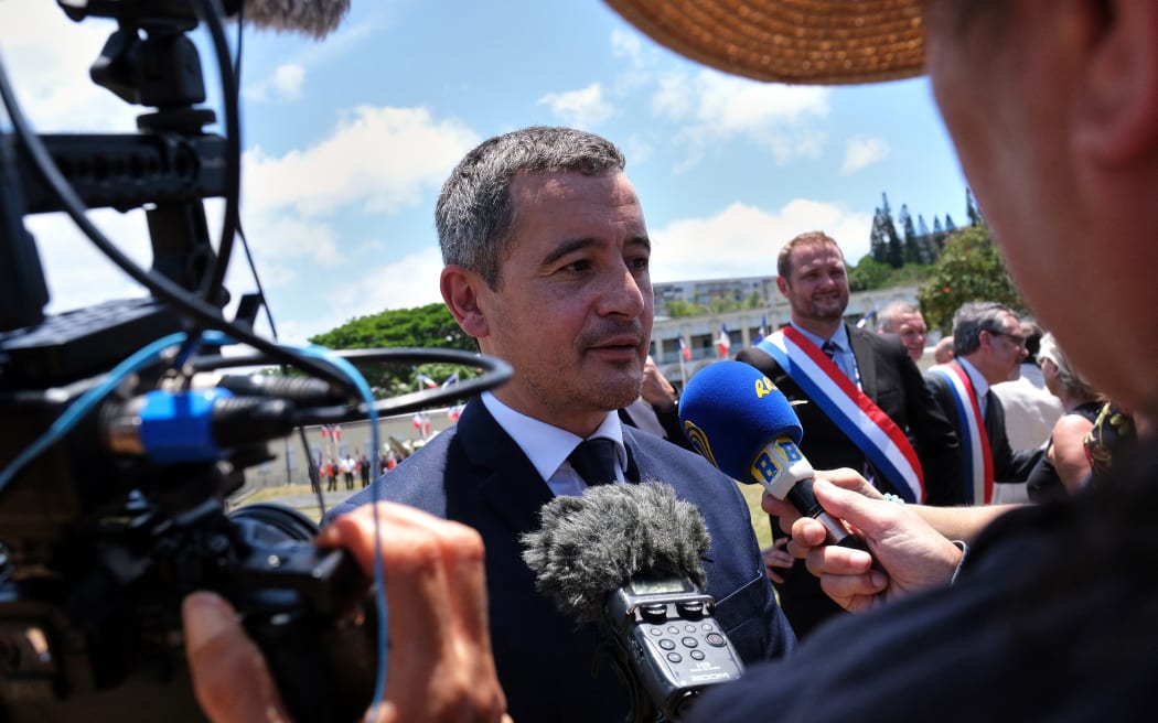 Nouvelle-Calédonie, Nouméa, 2022-11-28.  Le ministre de l'Intérieur et de l'Outre-mer Gérald Darmanin et le ministre délégué chargé de l'Outre-mer Jean-François Carenko ont déposé une gerbe place Bir Hakeim à Nouméa lors de leur première visite officielle conjointe en Nouvelle-Calédonie.  Photo Clotilde Richalet/Hans Lucas.  Nouvelle Calédonienne, Nouméa, 28-11-2022.  Le Ministre de l'Intérieur et des Outre Mer Gerald Darmanin et le Ministre chargé des Outre Mer Jean Francois Carenco en charge du dépôt de gerbe Place Bir Hakeim à Nouméa lors de leur première visite officielle conjointe en Nouvelle Calédonie.  par Clotilde Richalet photo / Hans Lucas.  (Photo de Clotilde Richalet/Hans Lucas/Hans Lucas via AFP)