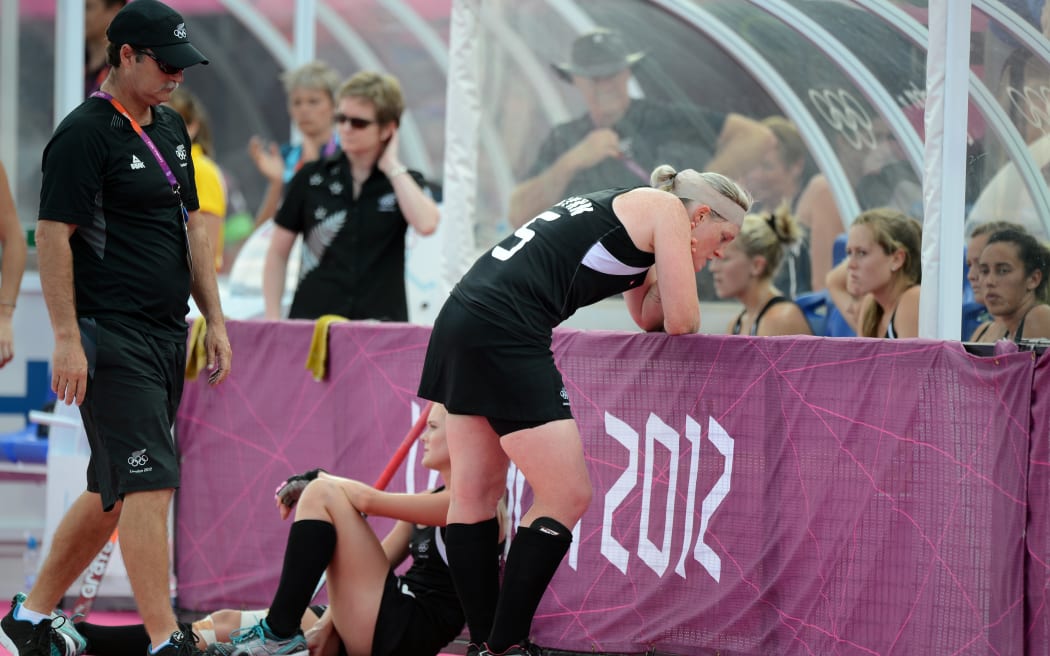 Coach Mark Hager en Katie Glenn toonden hun teleurstelling nadat ze de bronzen hockeywedstrijd voor vrouwen met 3-1 hadden verloren.  Nieuw-Zeeland tegen Groot-Brittannië in Riverbank Arena, Olympische Spelen, Londen.  Verenigd Koninkrijk.  Vrijdag 10 augustus 2012. Foto: Andrew Cornaga/Photosport.co.nz