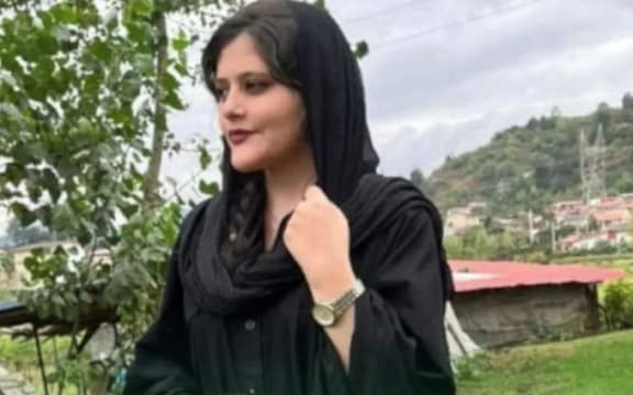 Mahza Amini muere tras ser arrestado en Irán.
