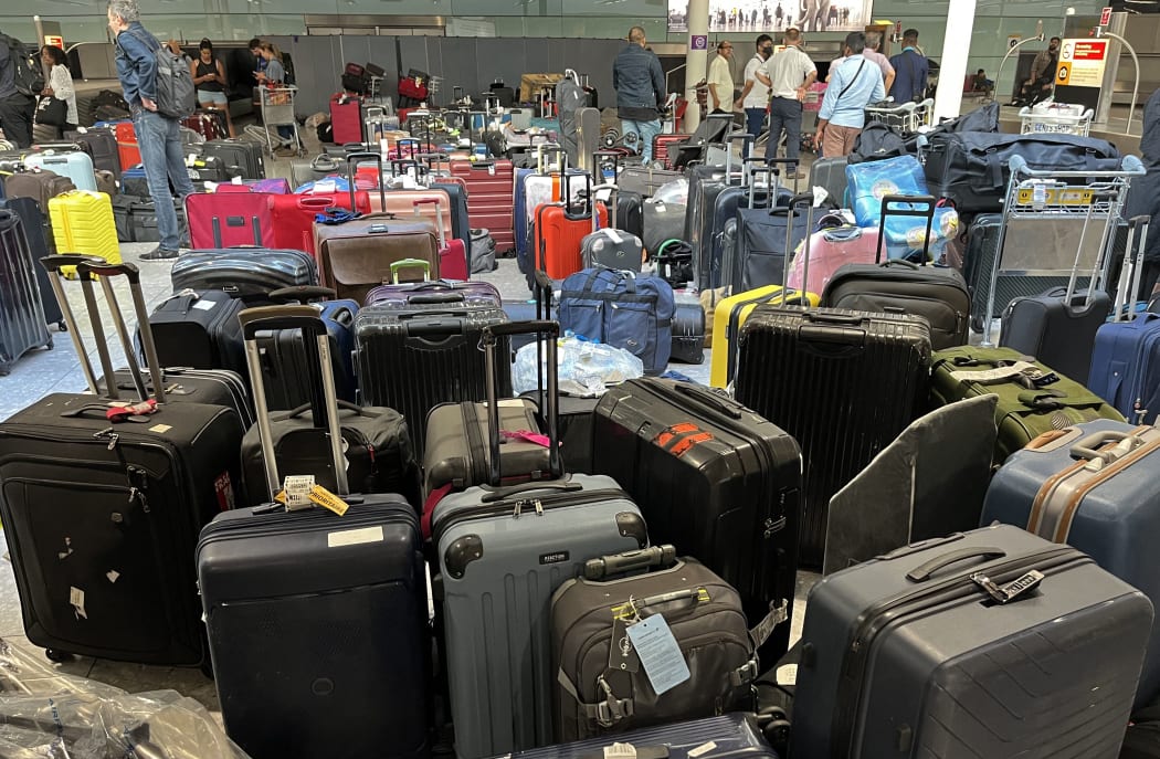 bluetooth-tracking-devices-sell-out-as-airlines-lose-luggage-rnz