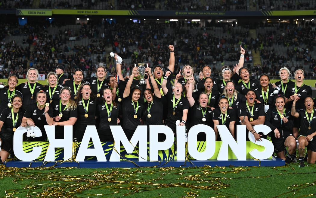 La Nouvelle-Zélande célèbre avec le trophée après avoir remporté la finale.  Nouvelle-Zélande Black Ferns contre Angleterre, Coupe du monde de rugby féminin Nouvelle-Zélande 2021 (jouée en 2022) Grande finale à Eden Park, Auckland, Nouvelle-Zélande le samedi 12 novembre 2022.