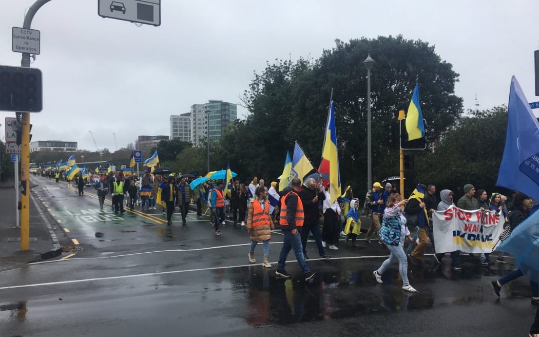 数千人在奥克兰游行，以纪念俄罗斯 - 乌克兰战争的受害者。