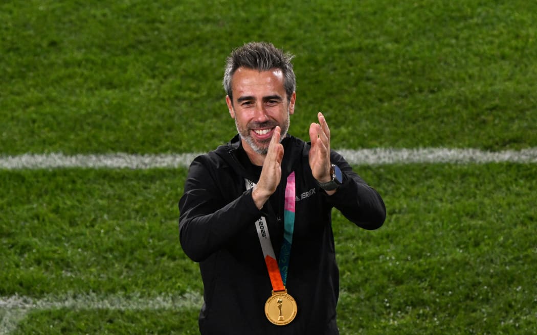 El seleccionador de España, Jorge Vilda, aplaude a los aficionados después de que su equipo ganara el último partido de la Copa Mundial Femenina de la FIFA Australia-Nueva Zelanda 2023 entre España e Inglaterra en el Estadio Australia de Sydney el 20 de agosto de 2023.