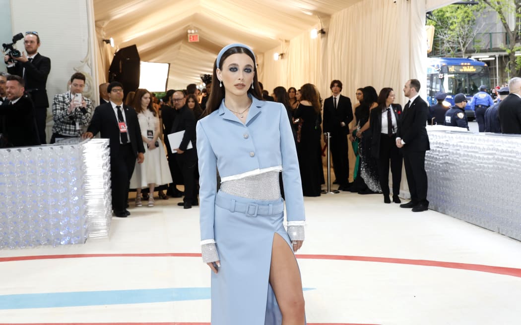 NUEVA YORK, NUEVA YORK - 01 DE MAYO: Emma Chamberlain asiste a la celebración de la Gala Met 2023 