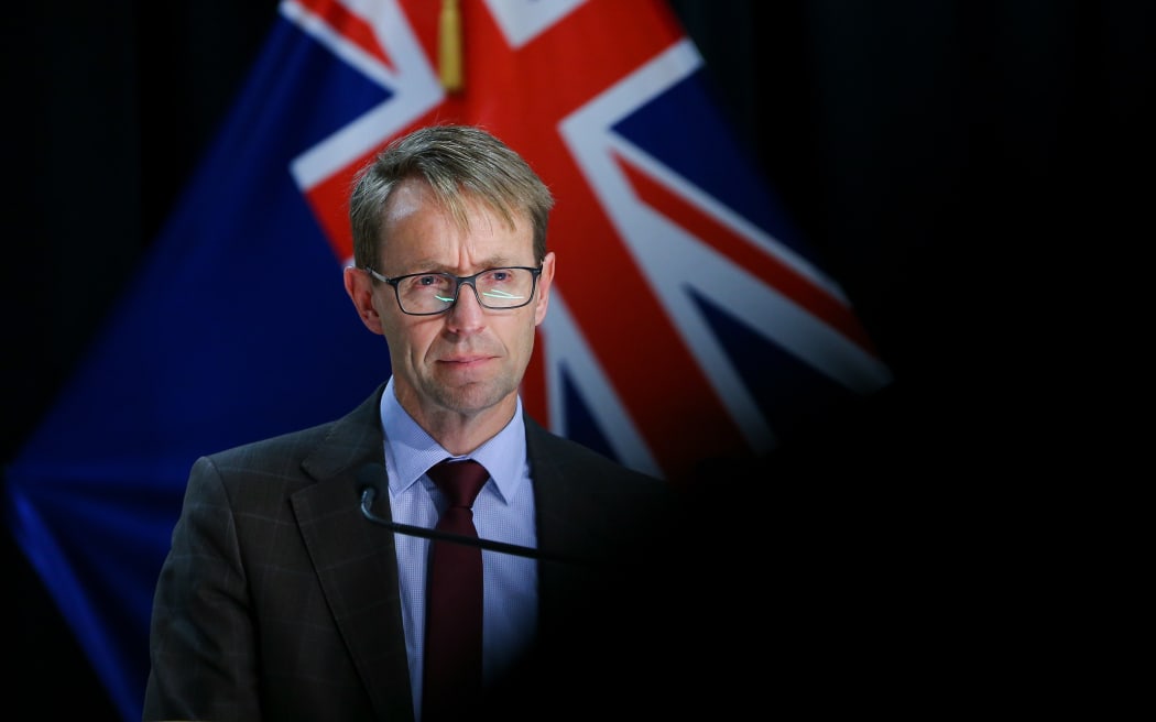WELLINGTON, NUEVA ZELANDA - 12 DE OCTUBRE: Director General de Salud, Dr.  Ashley Bloomfield habla con los medios durante una conferencia de prensa en el Parlamento el 12 de octubre de 2021 en Wellington, Nueva Zelanda.