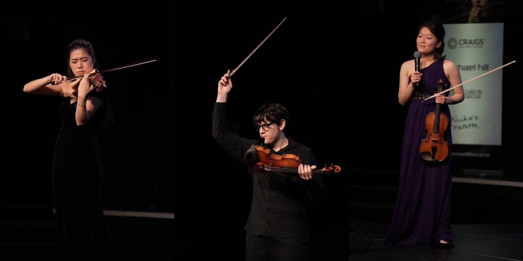 Trzech finalistów Międzynarodowego Konkursu Skrzypcowego Michaela Hilla 2023 od lewej do prawej: Claire Wells, Laurence Carls, Yeung Jenny Jin.  Montaż zdjęć Jamesa Robertsa