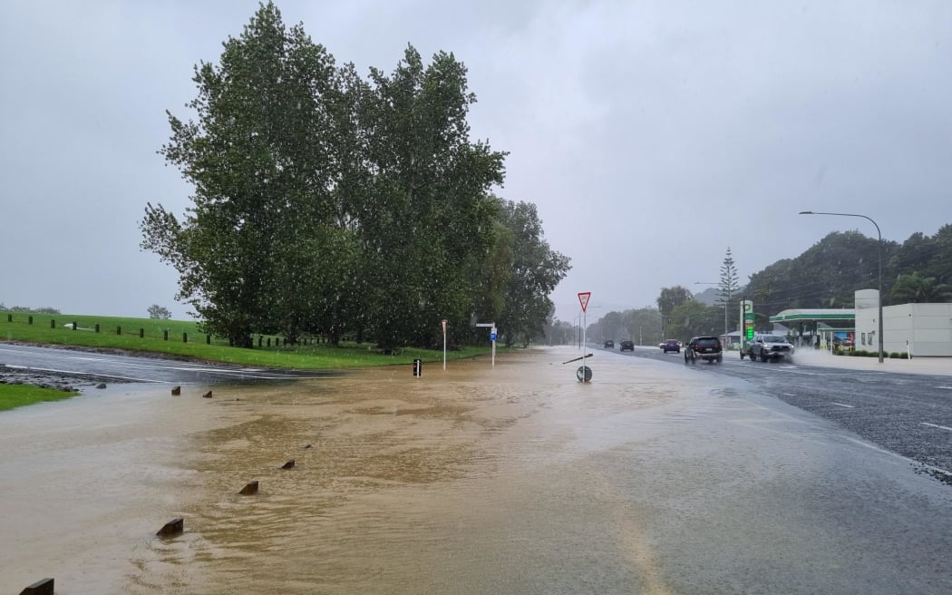 北部地区旺格雷的 Riverside Drive 因飓风 Gabrielle 引发洪水。