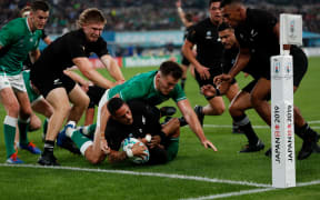 New Zealand's scrum-half Aaron Smith (C) scores a try during the Japan 2019 Rugby World Cup quarter-final match between New Zealand and Ireland at the Tokyo Stadium in Tokyo on October 19, 2019. (Photo by Odd ANDERSEN / AFP)