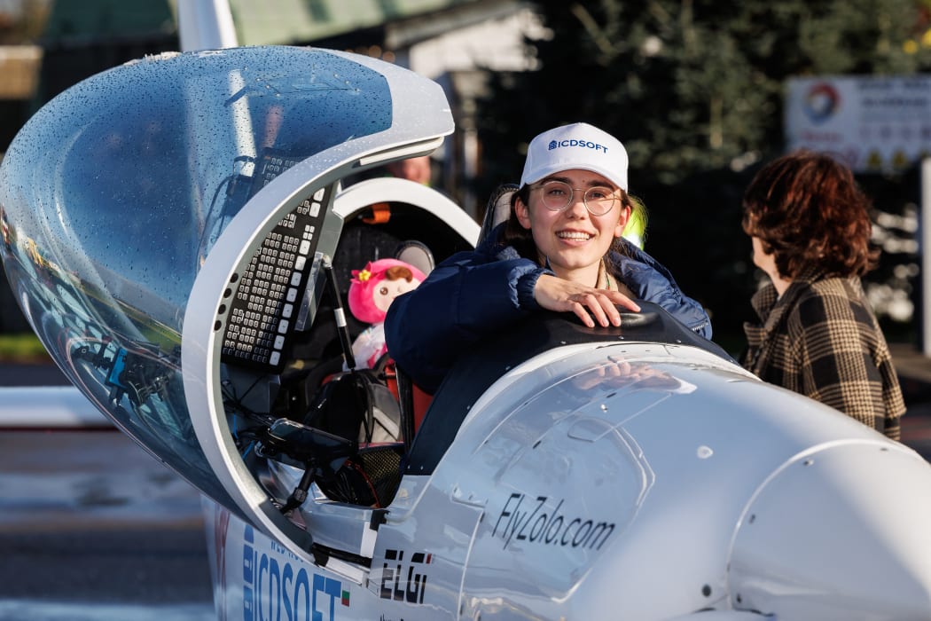 Teenager becomes youngest woman to fly solo around the world | RNZ News