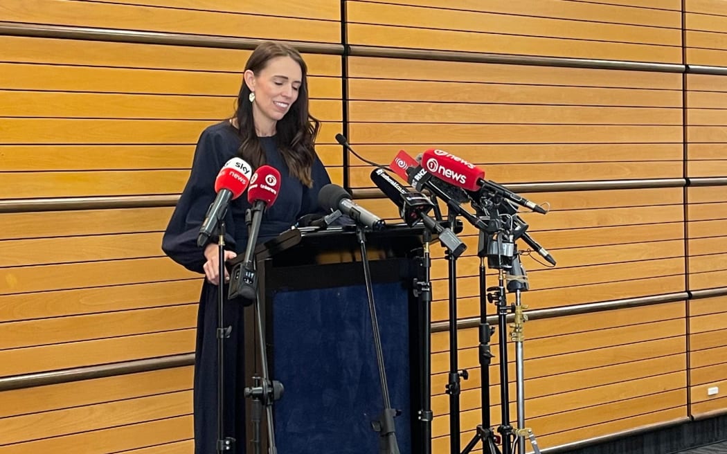 总理杰辛达·阿德恩 (Jacinda Ardern) 于 2023 年 1 月 19 日宣布，她将在纳皮尔 (Napier) 工党党团会议上辞去总理职务。