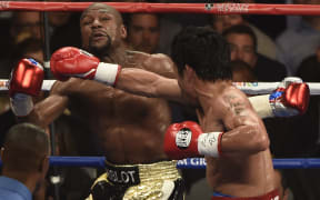 Pacquiao hits Mayweather with his right hand