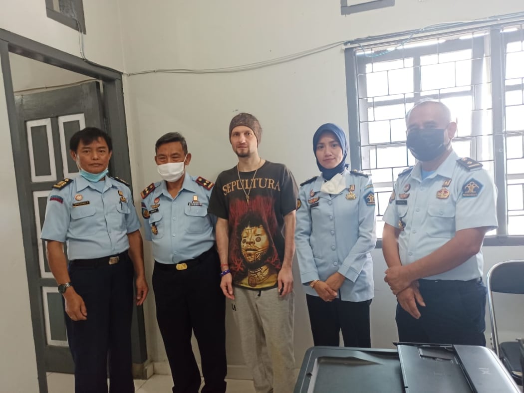 Jakub Skrzypski with prison staff in Wamena, July 2021