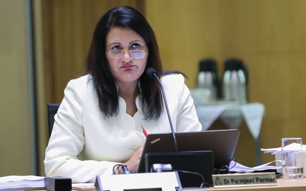 国家议员 Parmjeet Parmar 主持委员会