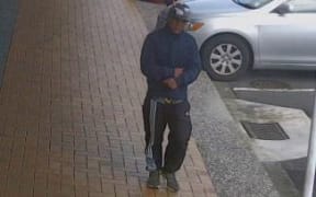 CCTV footage of a man police want to talk to following an attempted bag snatch on the North Shore.