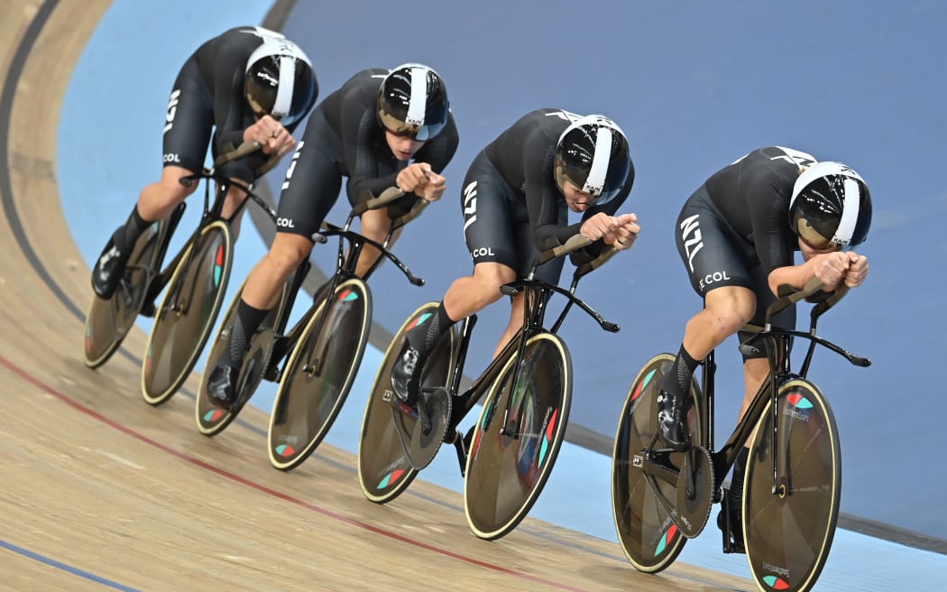 Picture by Will Palmer/SWpix.com - 29/07/2022 - Birmingham 2022, Commonwealth Games, Track and Para Track Cycling - Lee Valley Velopark, London - Men's 4000m Team Pursuit - Finals - New Zealand win Gold, Aaron GATE, Jordan KERBY, Tom SEXTON and Campbell STEWART