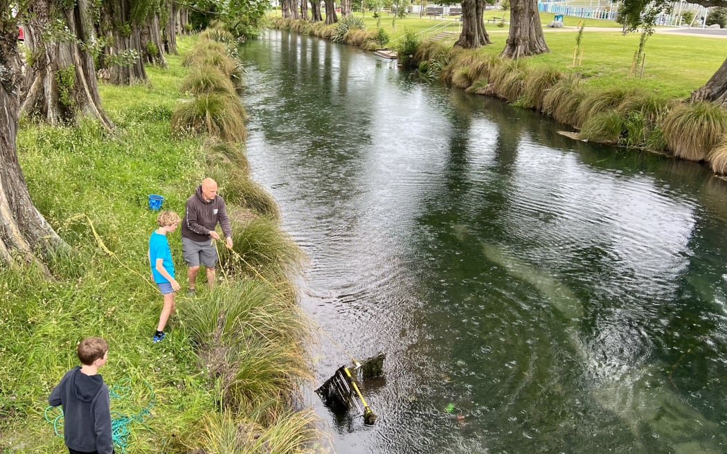 Magnet fishing: Family try their luck at bottom of Avon River | RNZ News