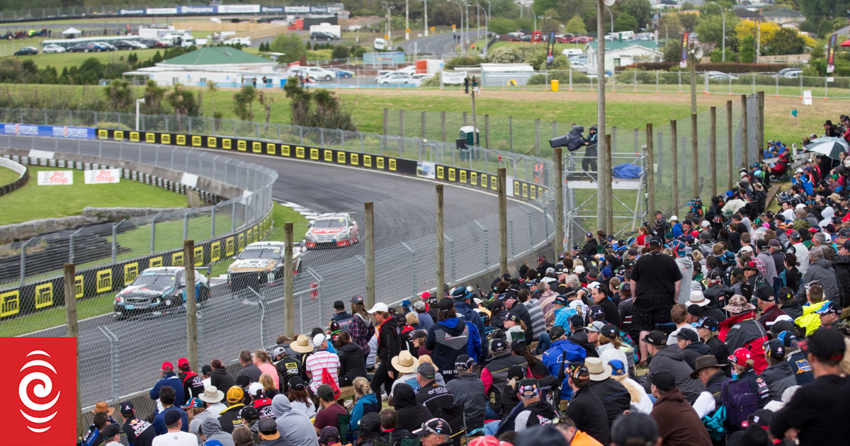 Pukekohe Park Raceway waves flag for motor racing RNZ
