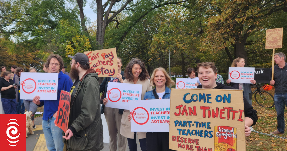 'We're pretty sick and tired' - South Island teachers join protest over pay - Vimarsana News
