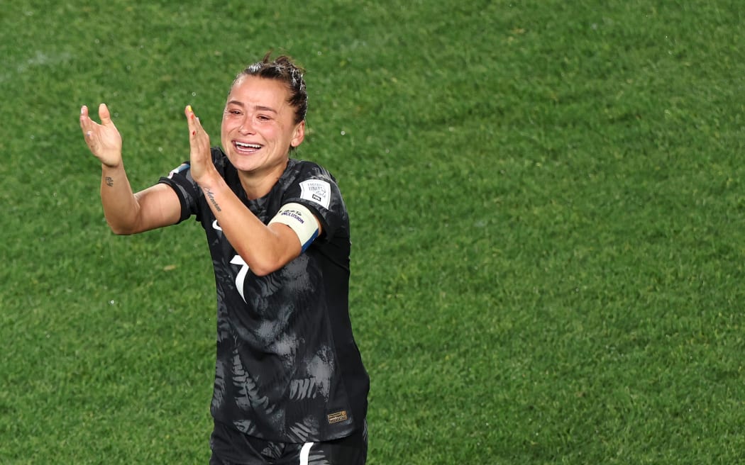 Football Ferns 的阿里·萊利 (Ali Riley) 在伊甸園公園 (Eden Park) 戰勝挪威隊的國際足聯女足世界杯后慶祝。