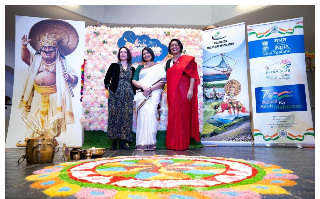 Las legisladoras Priyanka Radhakrishnan, Ginny Anderson y Barbara Edmonds asisten al evento de Wellington Onam.
