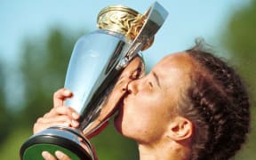 Farah Palmer kisses the Women's Rugby World Cup, Black Ferns, 1998.