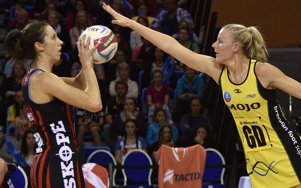 The Tactix Bailey Mes looks to shoot with the Pulse captain Katrina Grant in defence.