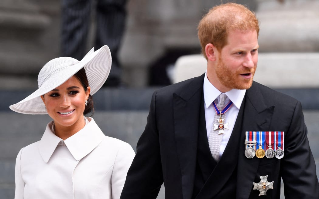 Le prince britannique Harry et son épouse Meghan, le duc et la duchesse de Sussex, partent à la fin du service national de Thanksgiving du règne de la reine à la cathédrale Saint-Paul de Londres le 3 juin 2022 dans le cadre des célébrations du jubilé de platine de la reine Elizabeth II.