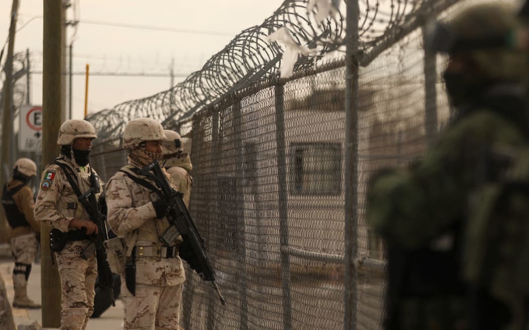 Miembros del Ejército Mexicano aseguran un área afuera del Reclusorio Número 3 de Ciudad Juárez luego de un ataque en Ciudad Juárez, Chihuahua.