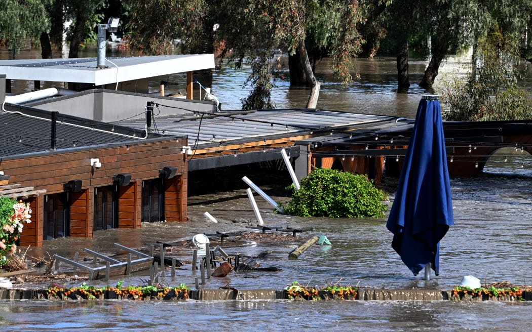 Pub zostaje zalany podczas powodzi na przedmieściach Melbourne w Maribyrnong 14 października 2022 r. (Zdjęcie: William West/AFP)