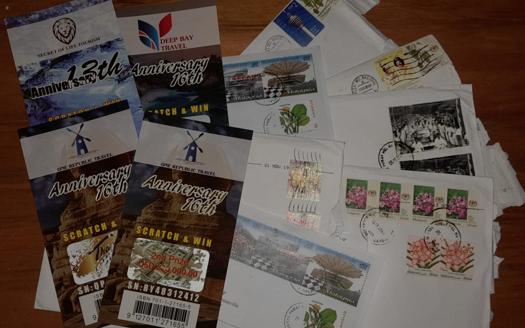 假中奖彩票装在与这些类​​似的信封中，这些信封在 2019 年的一次邮件骗局中被广泛分发。