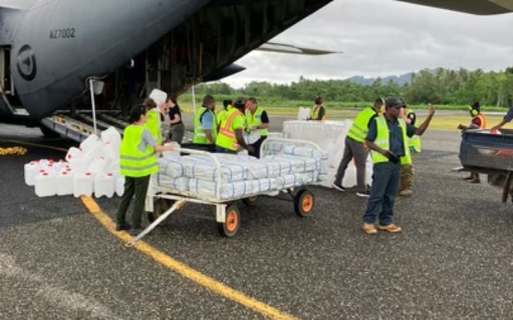 RNZAF C-130 Hercules wylądował w Buka w Autonomicznym Regionie Bougainville w Papui-Nowej Gwinei 11 sierpnia 2023 r., przewożąc zapasy pomocy po trwającej aktywności wulkanicznej na pobliskiej górze Bagana.
