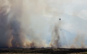 A helicopter takes part in the fight against the Lake Ohau fire