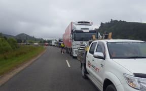 Cars and trucks line up as drivers wait for the all clear to go through the inland route to Kaikoura.