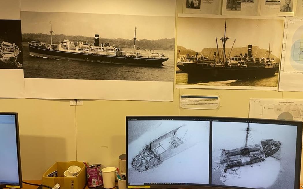 Fotografie japońskiego statku jenieckiego Montevideo Maru, który został zatopiony przez amerykańską torpedę 1 lipca 1942 r. u wybrzeży Filipin.