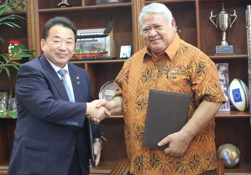 Iwaki City Mayor Toshio Shimizu and Samoa PM Tuilaepa Sailele Malielegaoi shake hands after signing the agreement.