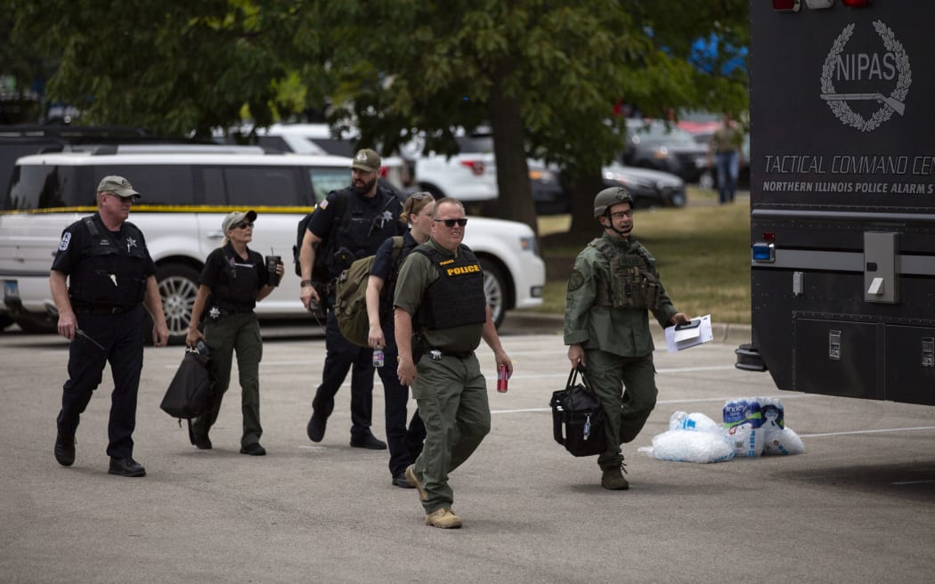 警察在伊利诺伊州高地公园举行的 7 月 4 日游行枪击事件现场。