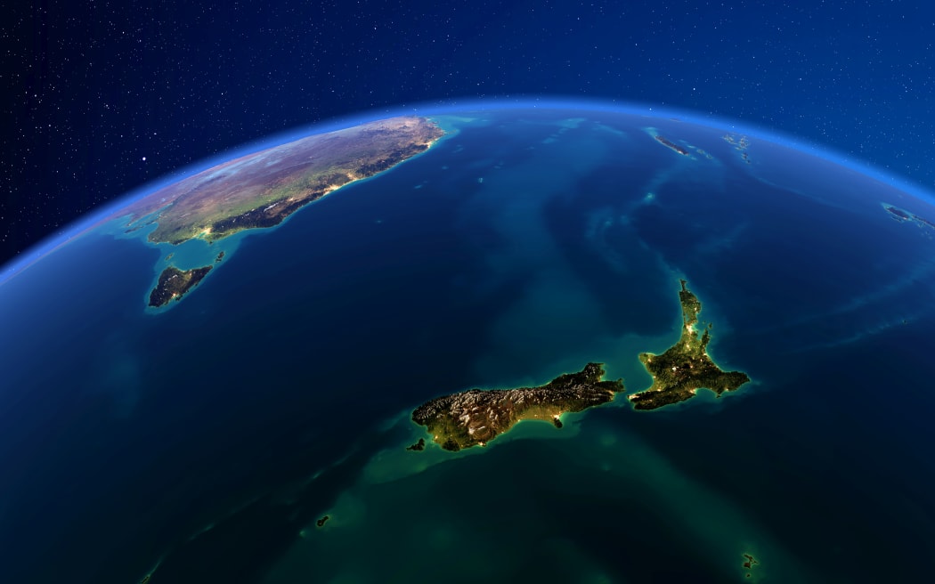 夜晚被城市灯光照亮的行星地球,具有详细的夸张浮雕。 新西兰。 3D 渲染。 美国国家航空航天局提供的这张图片的元素