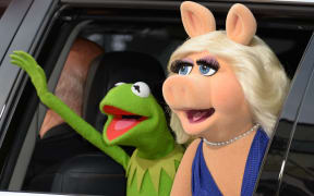Kermit the Frog and Miss Piggy.