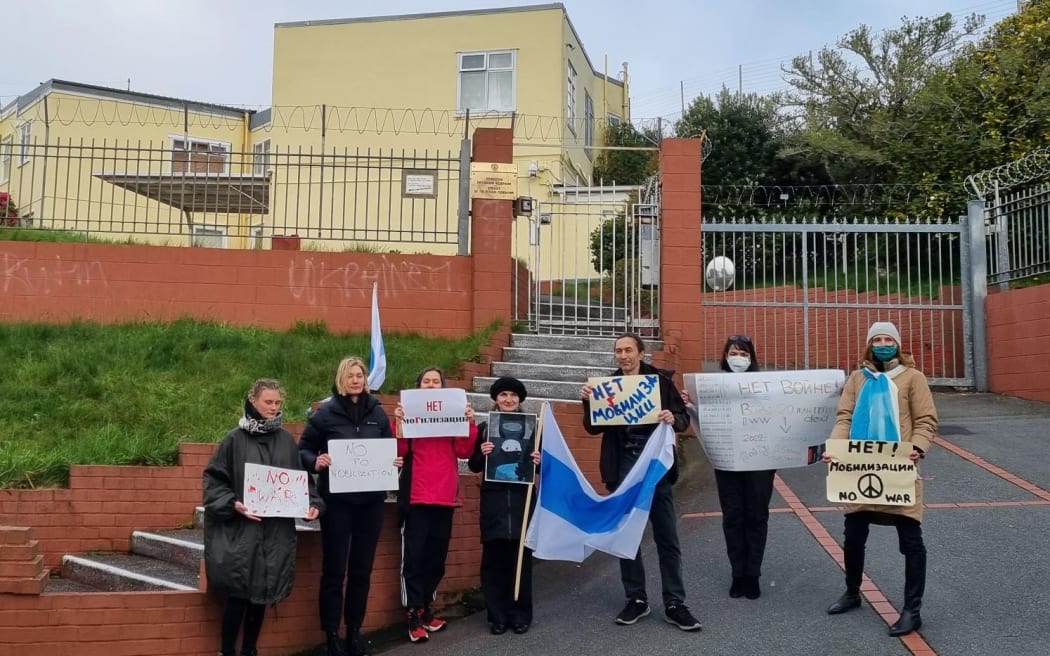 Des manifestants devant l'ambassade de Russie à Wellington