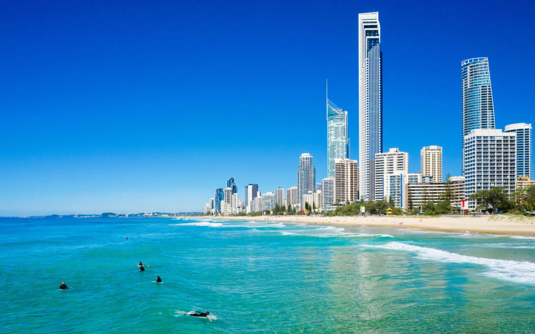 冲浪者在澳大利亚昆士兰州黄金海岸的冲浪者天堂捕捉海浪