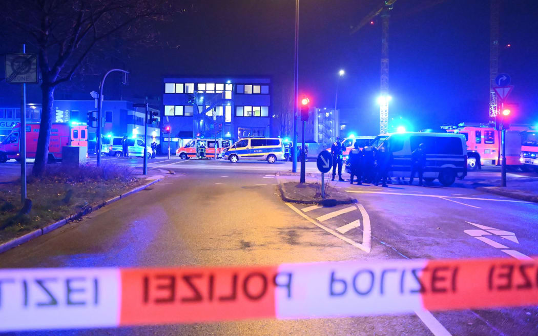 09 marca 2023 r., Hamburg: Funkcjonariusze policji i asystenci pracują w Hamburgu.  Padły strzały, a policja jest na miejscu z silnymi siłami.  Zdjęcie: Jonas Walzberg/dpa (zdjęcie: Jonas Walzberg/DPA/dpa Picture-Alliance za pośrednictwem AFP)