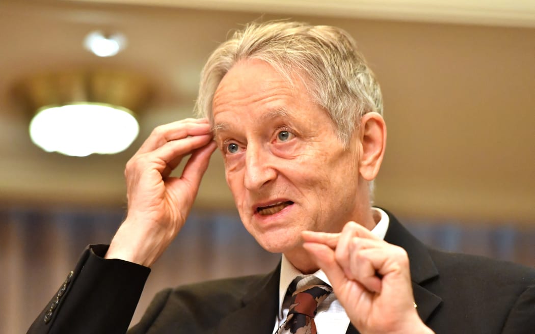 Dr Jeffrey E. Hinton, emerytowany profesor Uniwersytetu w Toronto i główny doradca naukowy Vector Institute, przemawia podczas ekskluzywnego wywiadu z Yomiuri Shimbunem w tokijskim hotelu w Chiyoda Ward, Tokio, 18 listopada 2019 r. Dr.  Hinton, znany jako 