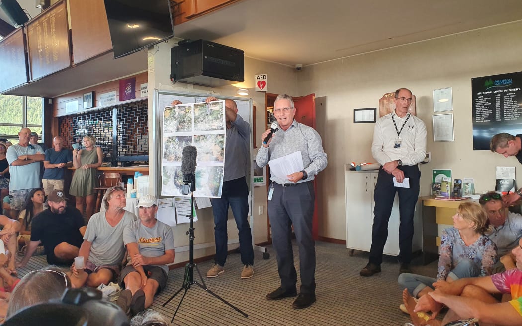Muriwai residents vent anger at Auckland Council staff on future of slip-hit  houses | RNZ News
