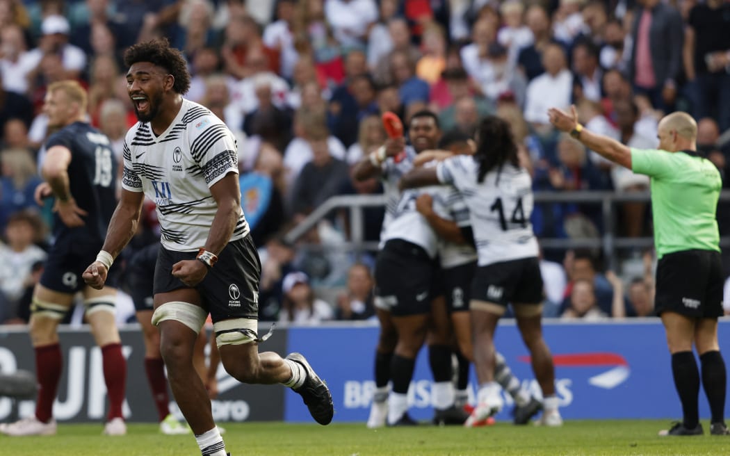 Gracze z Fidżi świętują po gwizdku meczu przedmeczowego Pucharu Świata pomiędzy Anglią a Fidżi na stadionie Twickenham 26 sierpnia.