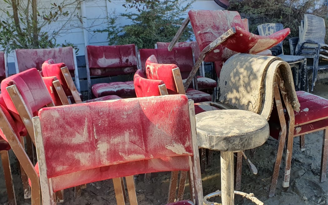 Tīnui 酒吧 Wairarapa 外的椅子被毁，在飓风 Gabrielle 过后的清理工作中