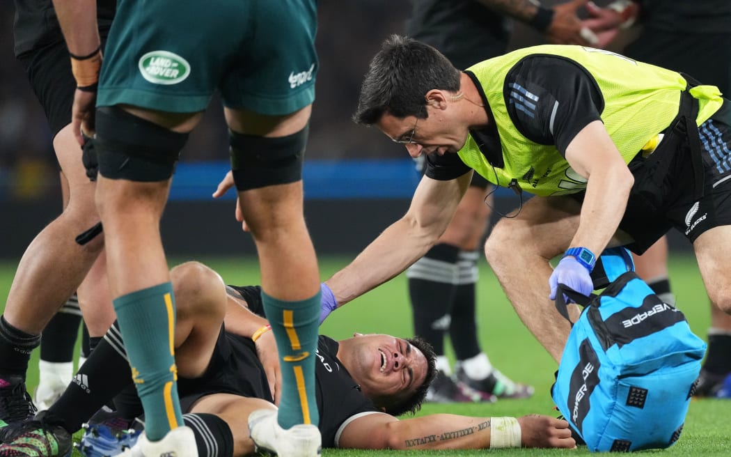 Le milieu de terrain des All Blacks Quinn Tupaea est blessé contre les Wallabies à Melbourne.