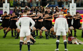 New Zealand's players perform the haka  before the Japan 2019 Rugby World Cup semi-final match between England and New Zealand at the International Stadium Yokohama in Yokohama on October 26, 2019. (Photo by Odd ANDERSEN / AFP)