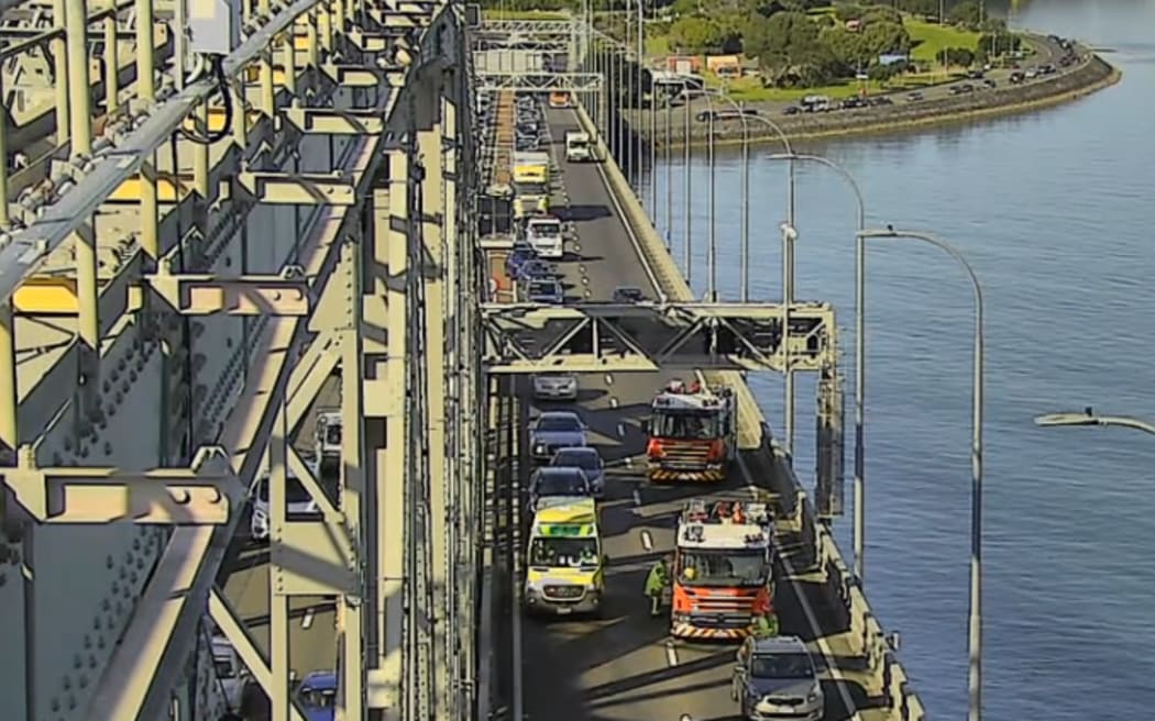 奥克兰海港大桥的两条车道因多车相撞而关闭。